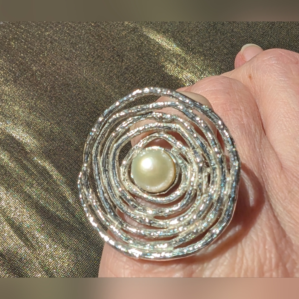 Elegant Silver and Pearl Swirl Ring Size 7